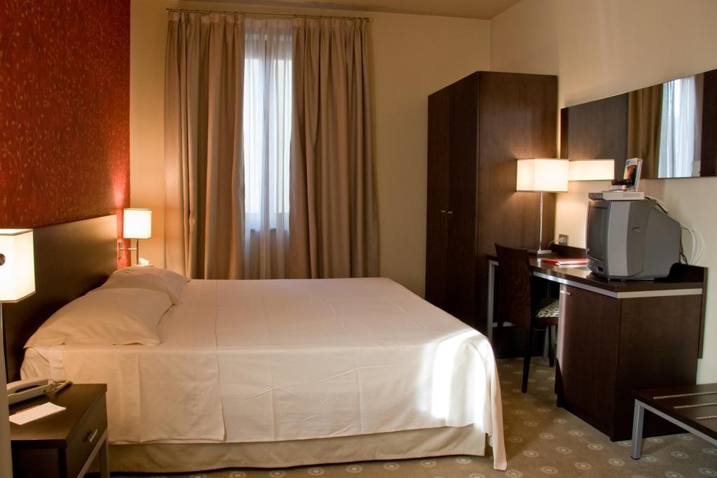 Hotel Fortyfive Chivasso Δωμάτιο φωτογραφία